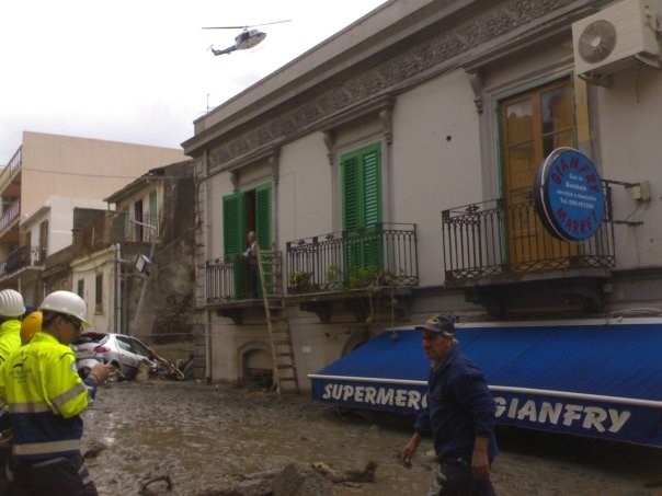 messina-fango chiude piani terra.jpg