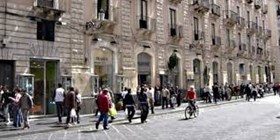 chiusura, degli esercizi commerciali ad eccezione delle farmacie, di quelle di prodotti alimentari