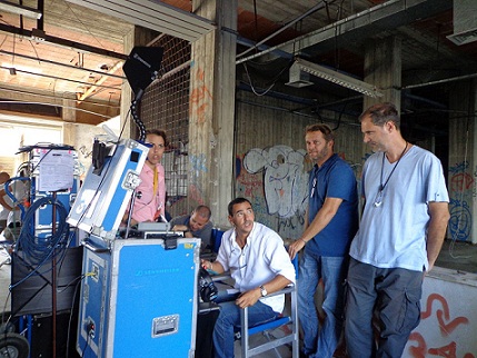 Regista Tassin e organizzatore Deodato con la troupe