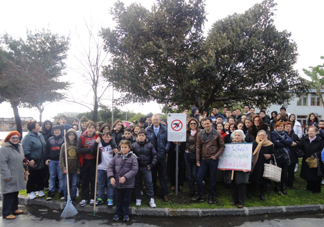 Piazza Vicerè: l'Assessore Torrisi e i rappresntanti di Città Solidale, posizionati i cartelli di tutela igienica donati da privati.