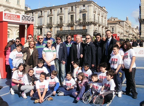 Sindaco Stancanelli con Panatta, Graziani, Chechi, Lucchetta e bambini