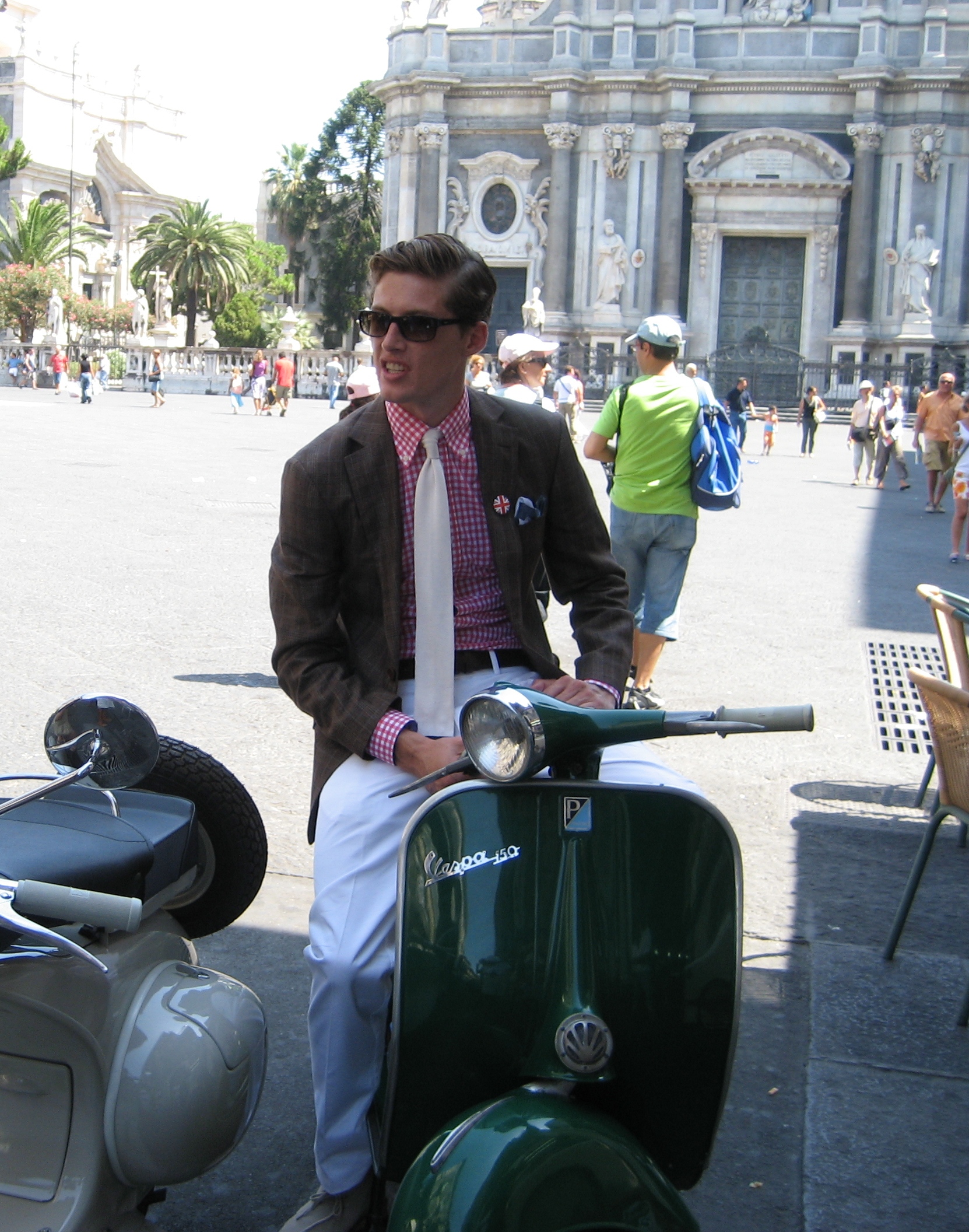 Fotomodello Catalogo Hackett in posa in piazza Duomo