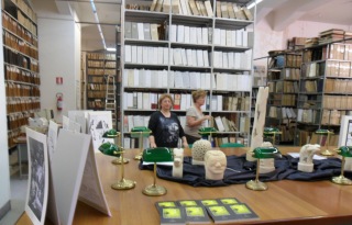 la Poetessa Vera Ambra e la Responsabile dell'Archivio Storico Dott. Minissale tra le opere esposte