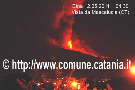 Etna 12.05.2011 04.30 vista da Mascalucia, cenere vulcanica