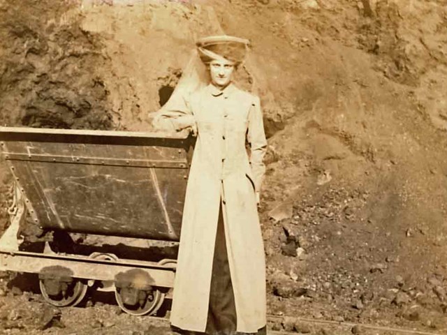 c.1 emma-strada-nelle-cave-di-rio-marina-1909 web.jpg