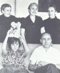 emilio greco con le tre sorelle lina, ina, grazia e la figlia antonella. estate 1960.